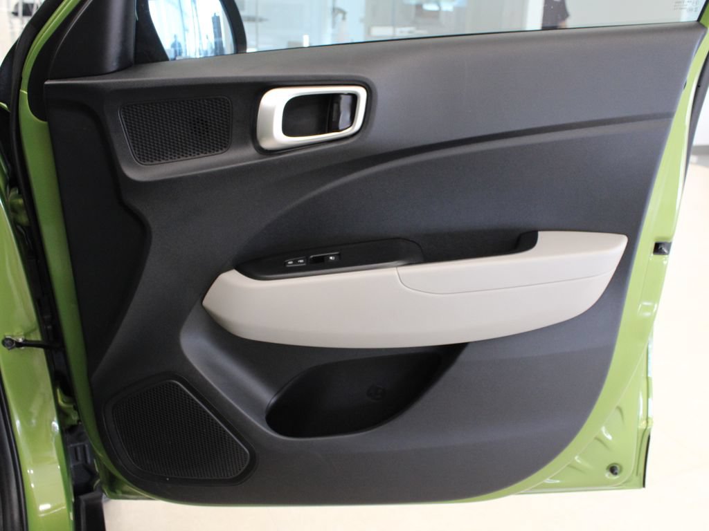 Used 2024 Hyundai Venue SEL FWD image 14