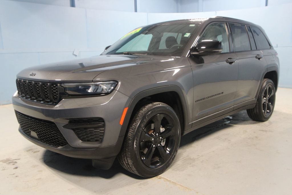 Used 2024 Jeep Grand Cherokee Altitude AWD/4WD image 30