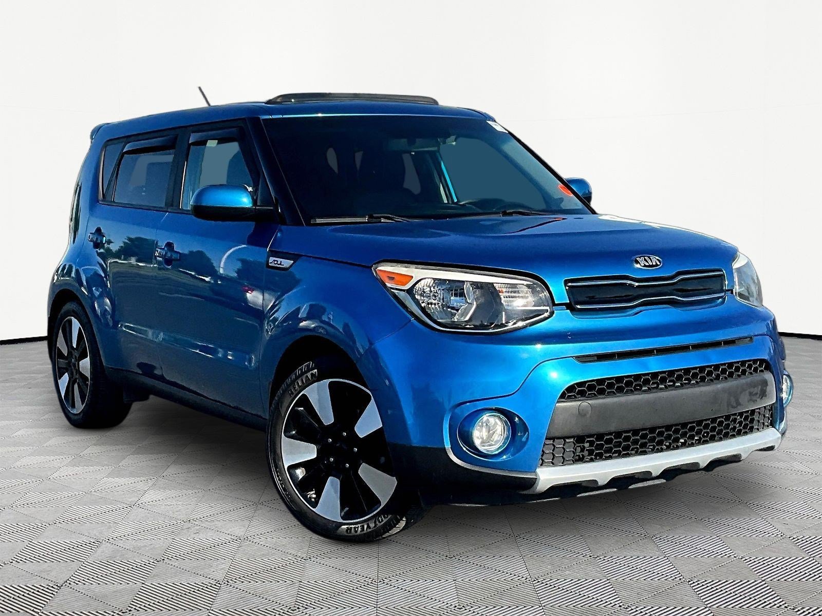Used 2018 Kia Soul + FWD image 3