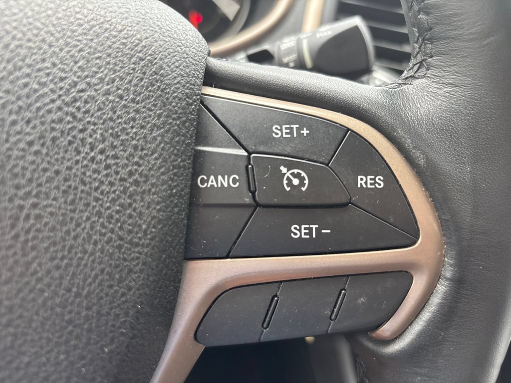 Used 2016 Jeep Cherokee Latitude FWD image 23