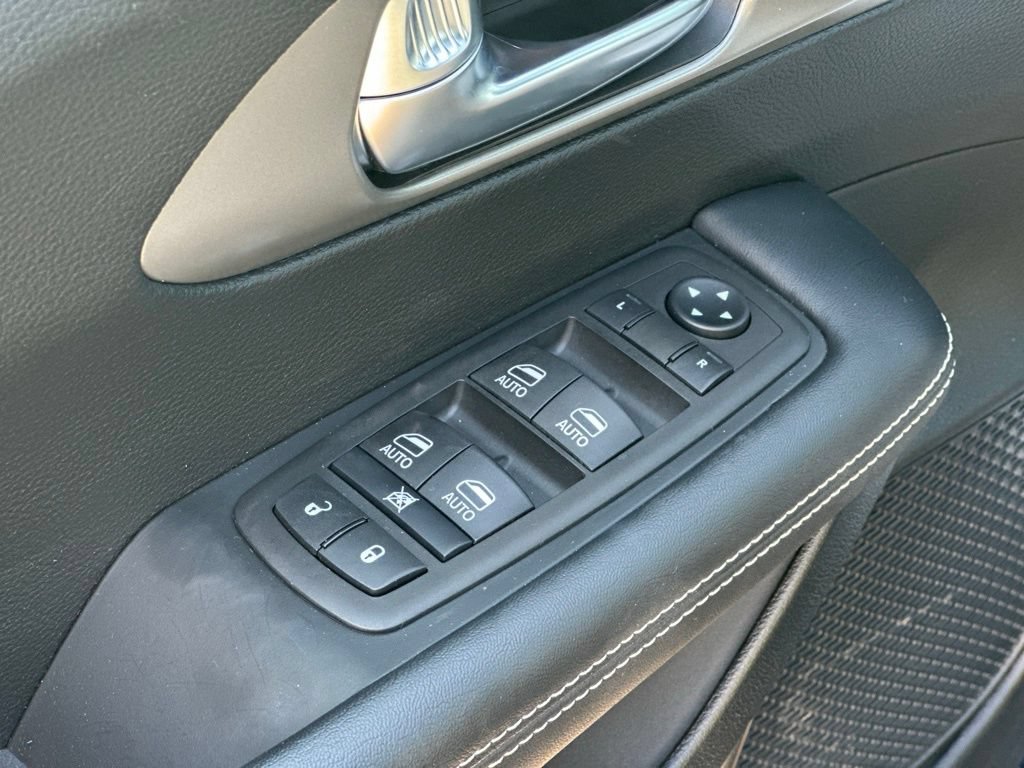 Used 2025 Chrysler Pacifica Select FWD image 15