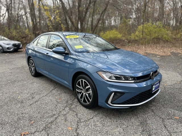 Used 2025 Volkswagen Jetta SE image 3