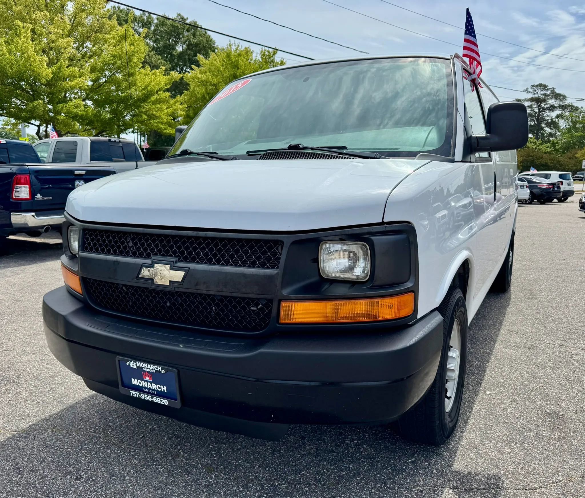 Used 2015 Chevrolet Express 2500 RWD image 1