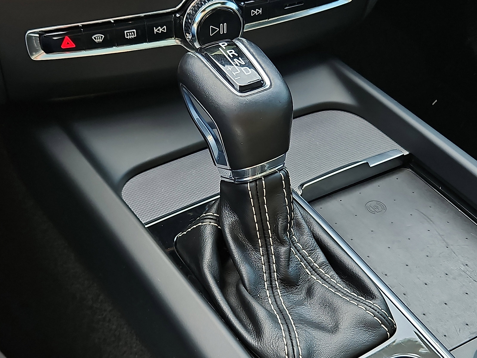 Used 2021 Volvo XC60 T6 R-Design image 15