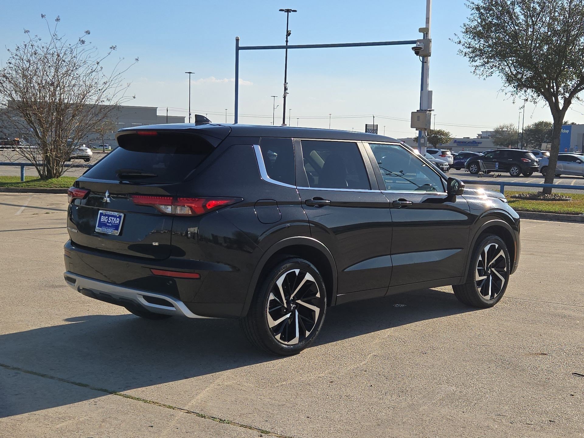 Used 2024 Mitsubishi Outlander SE image 3