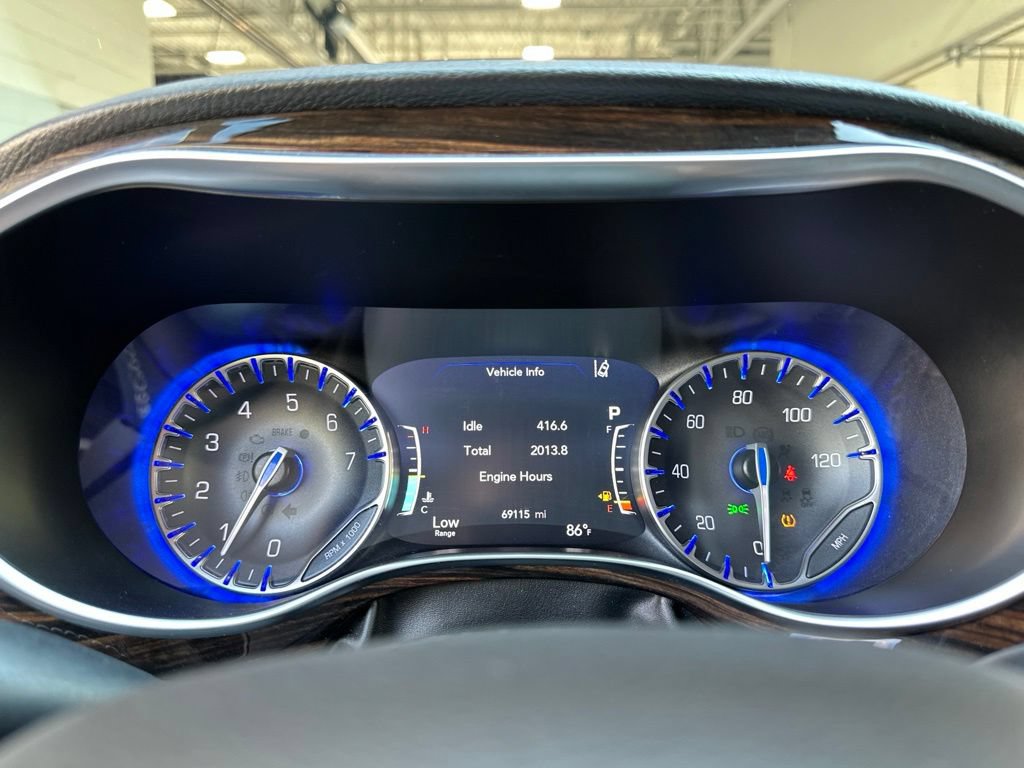 Used 2023 Chrysler Pacifica Limited FWD image 2