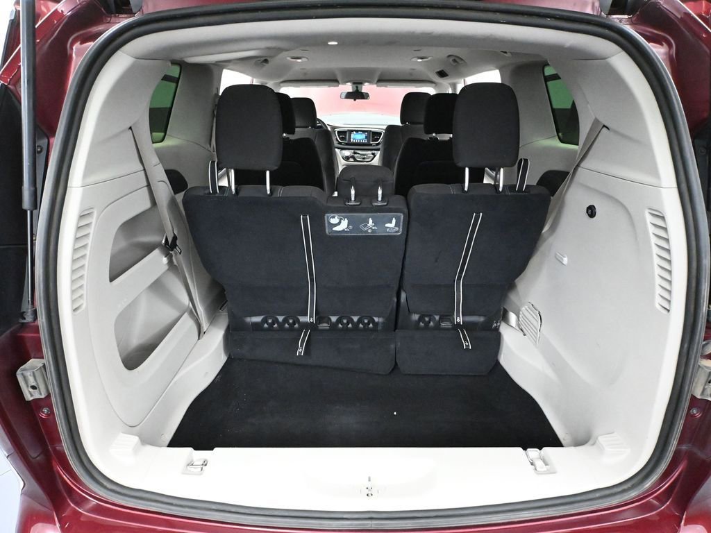 Used 2021 Chrysler Voyager LX image 39