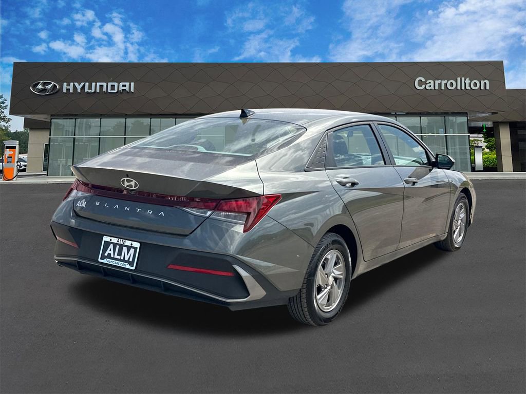Used 2025 Hyundai Elantra SE FWD image 5