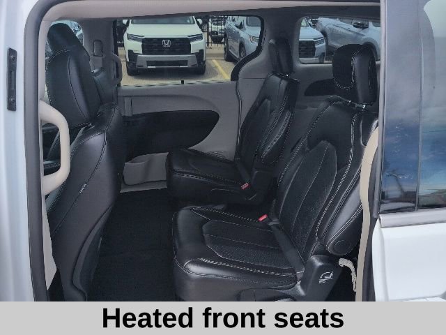Used 2024 Chrysler Pacifica Touring-L FWD image 13
