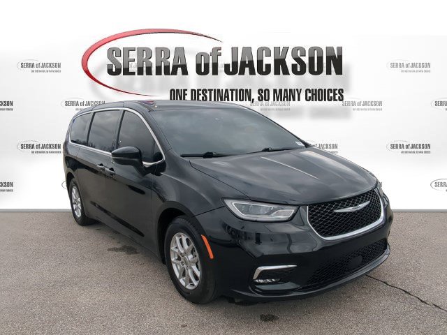 Used 2023 Chrysler Pacifica Touring-L image 2