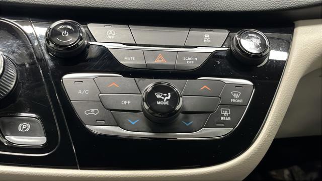 Used 2020 Chrysler Voyager L FWD image 17