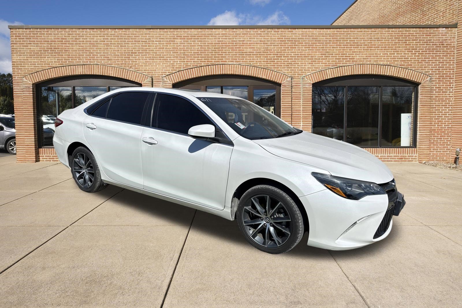 Used 2016 Toyota Camry XSE FWD image 1