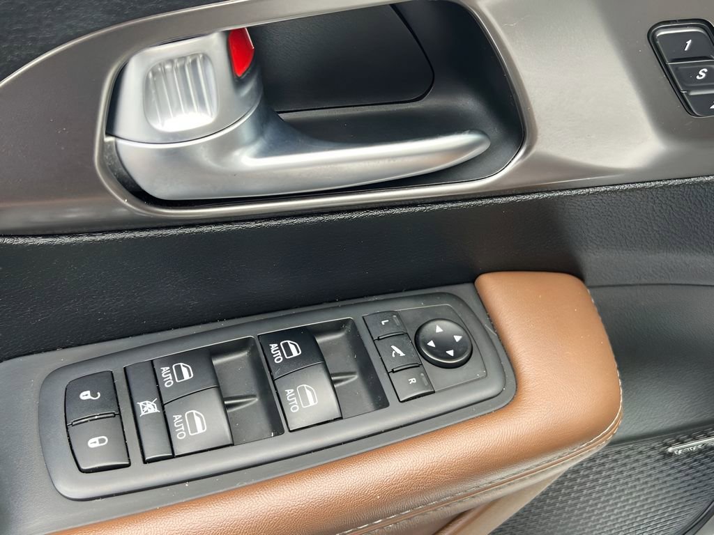 Used 2018 Chrysler Pacifica Limited FWD image 10
