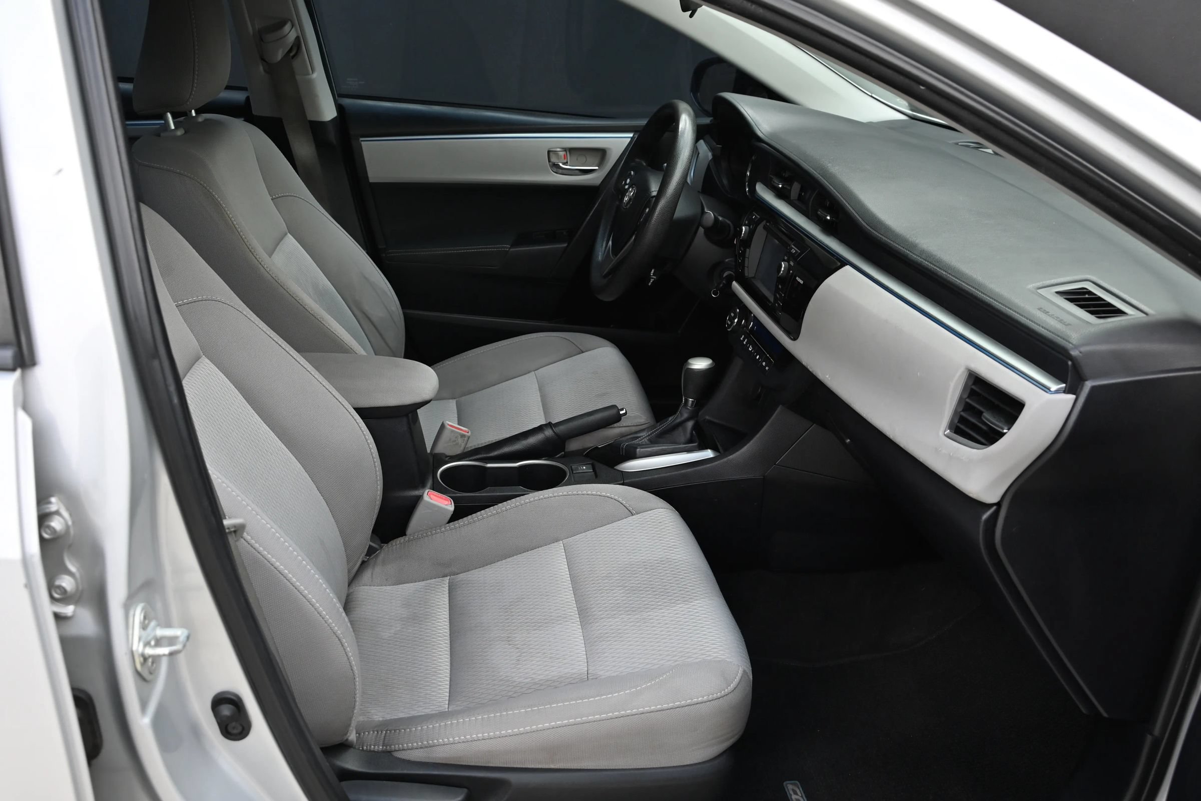 Used 2015 Toyota Corolla LE FWD image 16