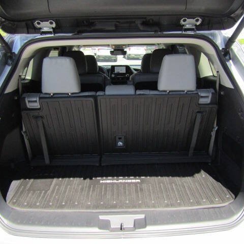 Used 2025 Toyota Highlander XLE AWD/4WD image 9