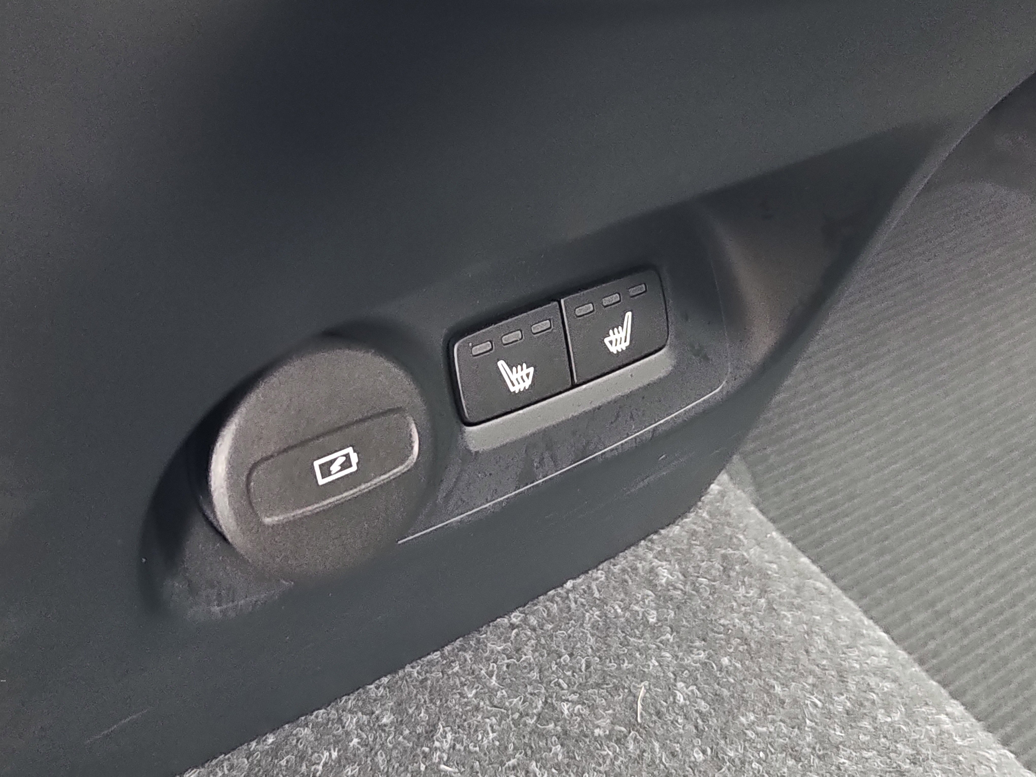 Certified 2023 Volvo XC40 B5 Plus w/ Climate Package image 14