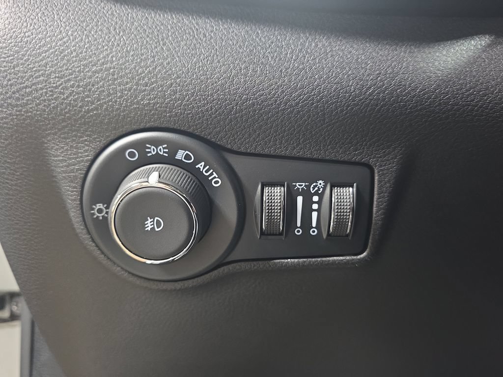 Used 2025 Jeep Compass Trailhawk AWD/4WD image 24