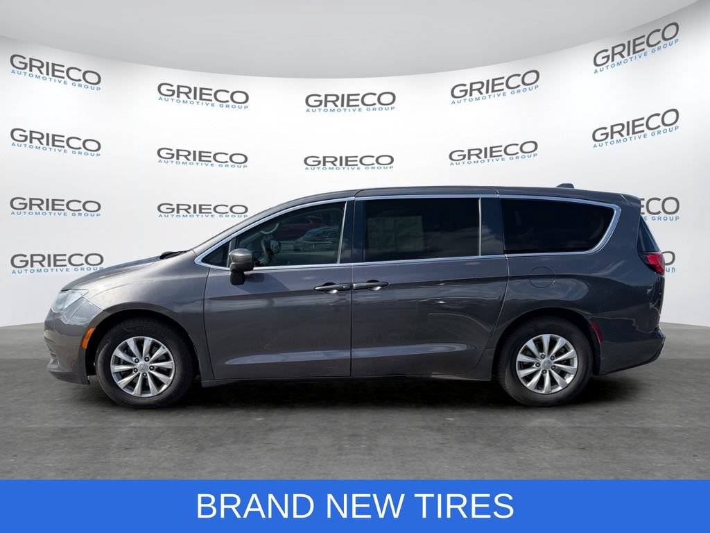 Used 2017 Chrysler Pacifica Touring w/ Tire & Wheel Group FWD image 4
