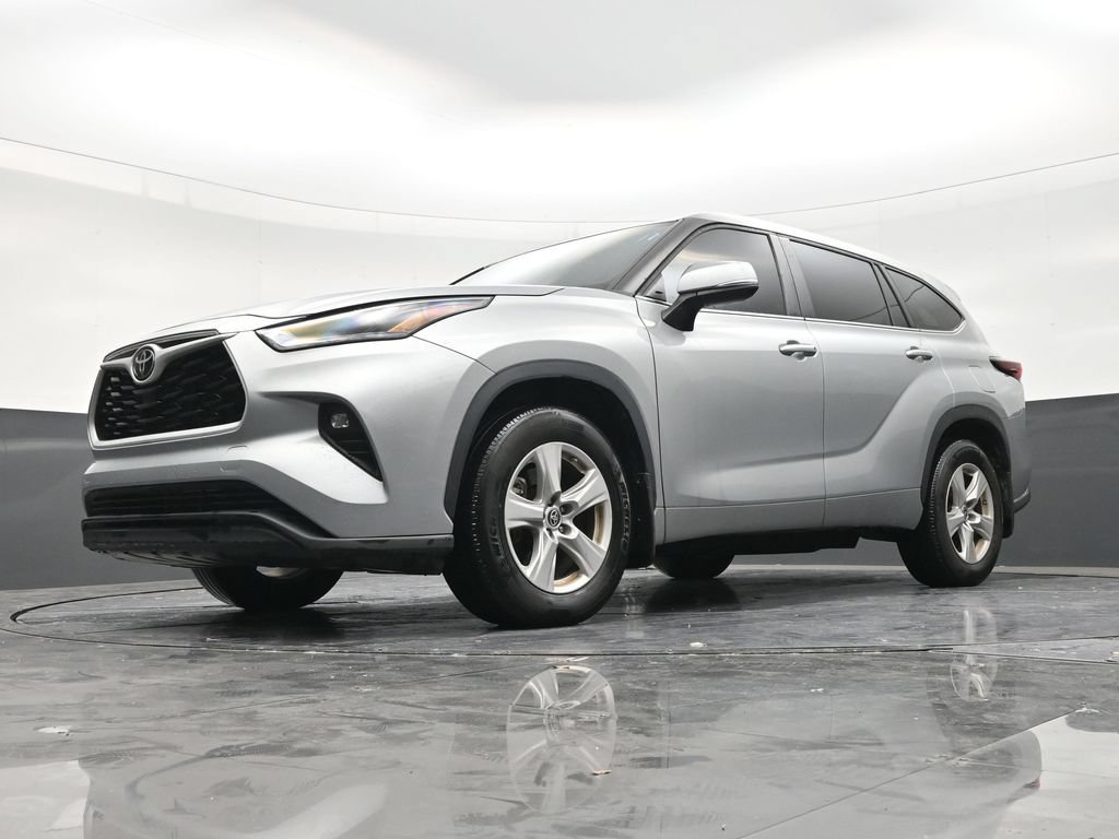 Used 2024 Toyota Highlander LE FWD image 19