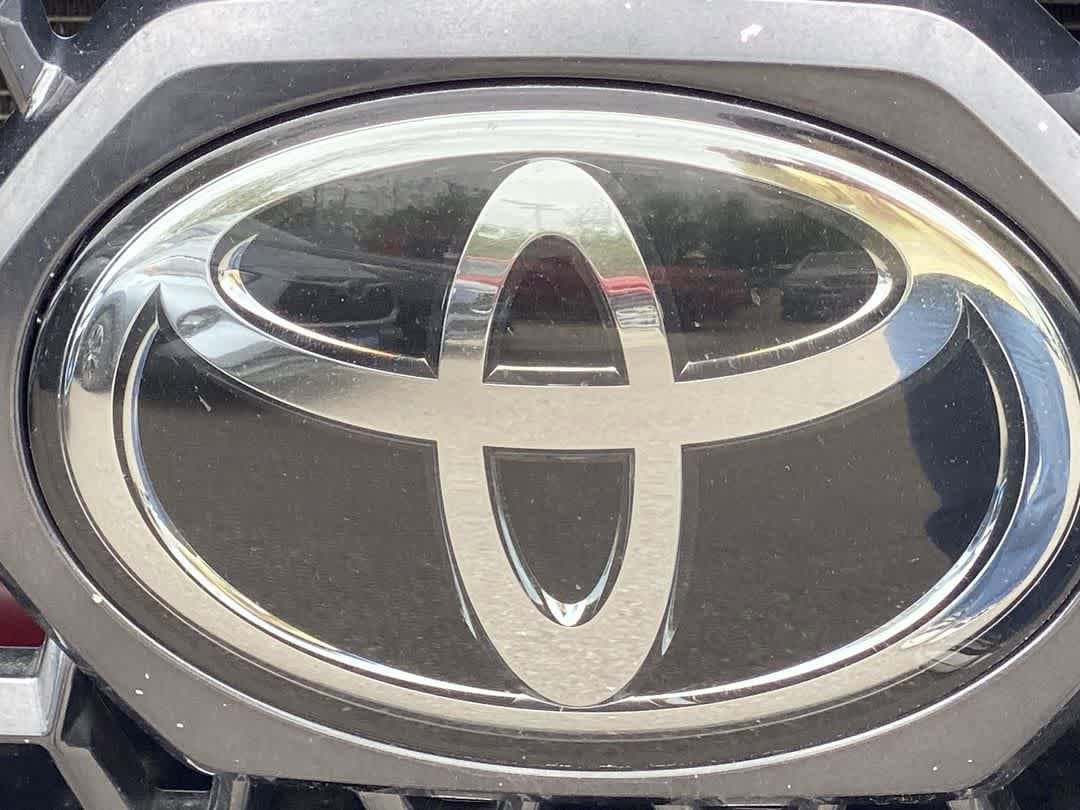Used 2018 Toyota Tacoma TRD Off-Road AWD/4WD image 10