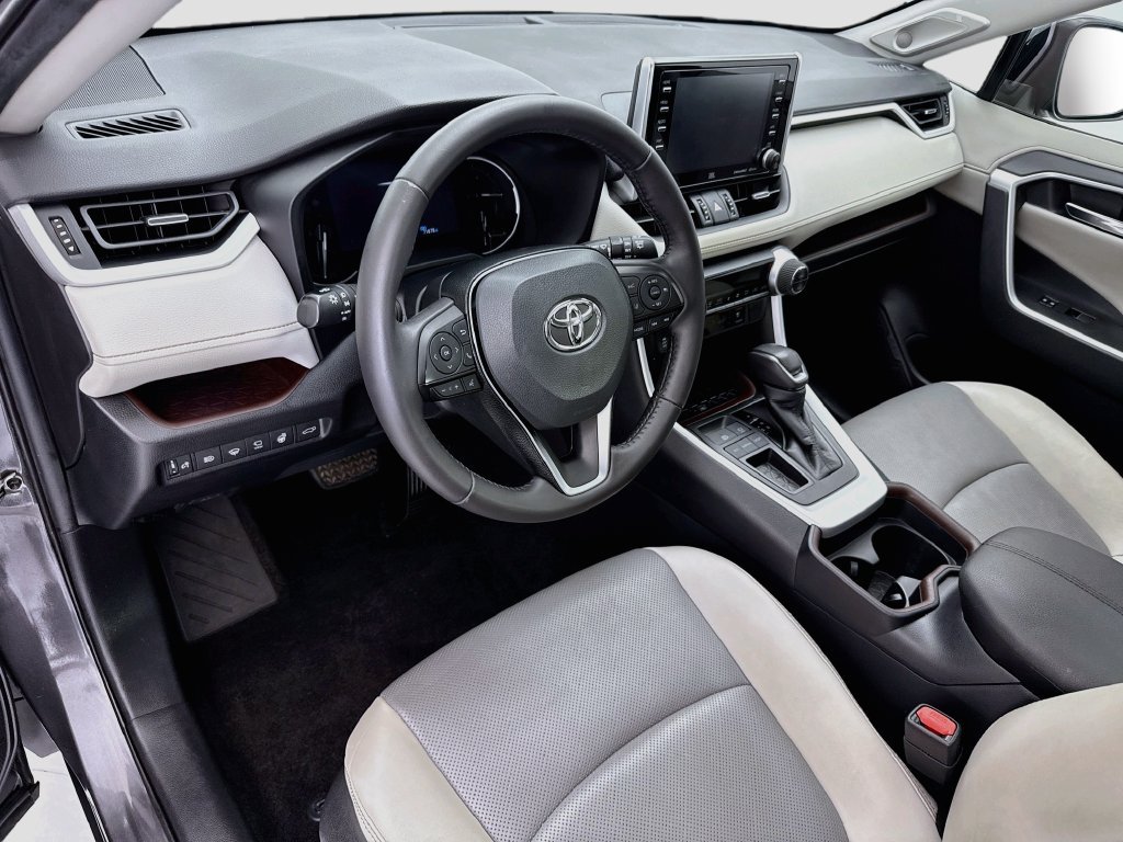 Used 2021 Toyota RAV4 Limited FWD image 9