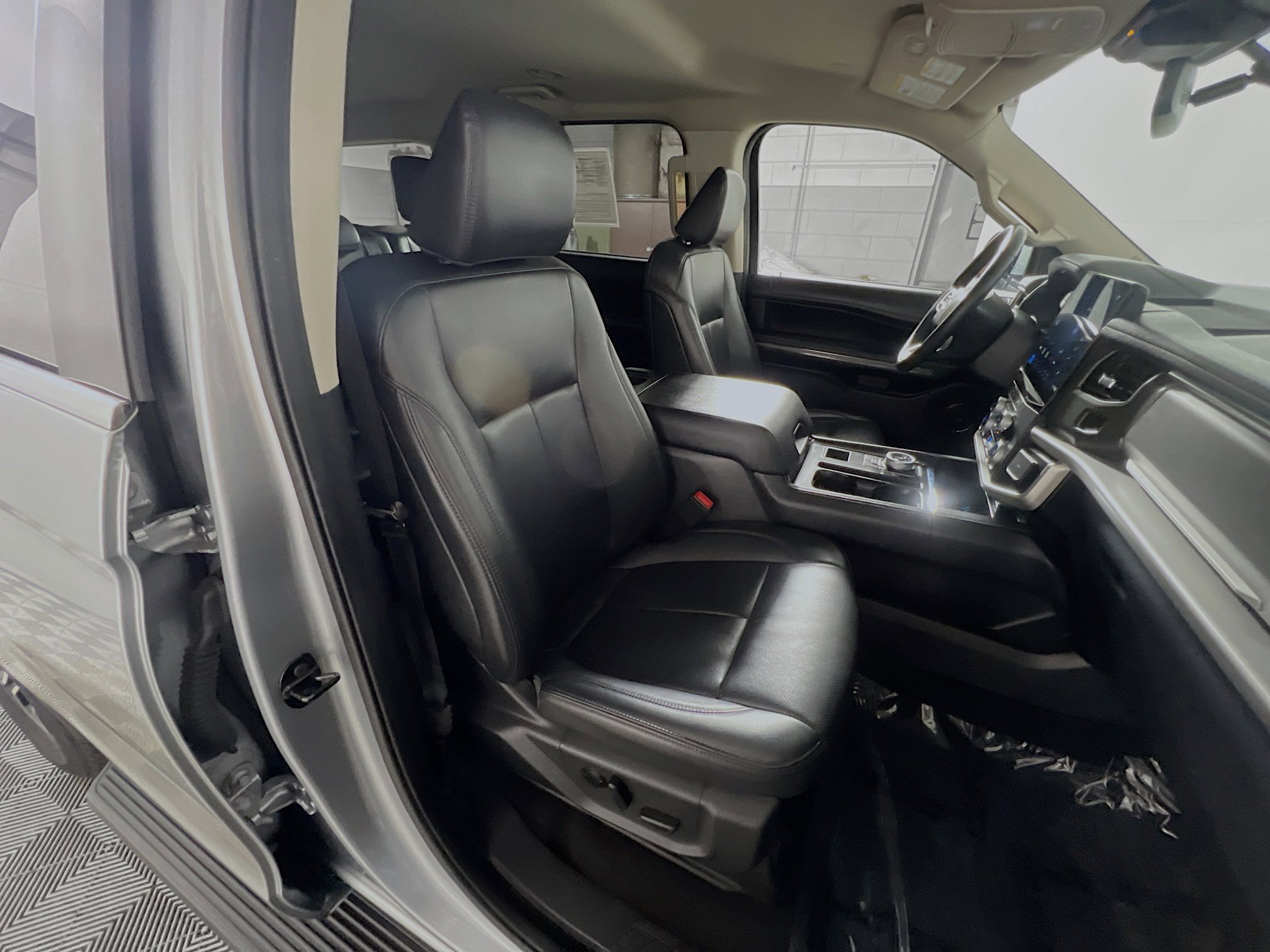 Used 2024 Ford Expedition XLT image 31