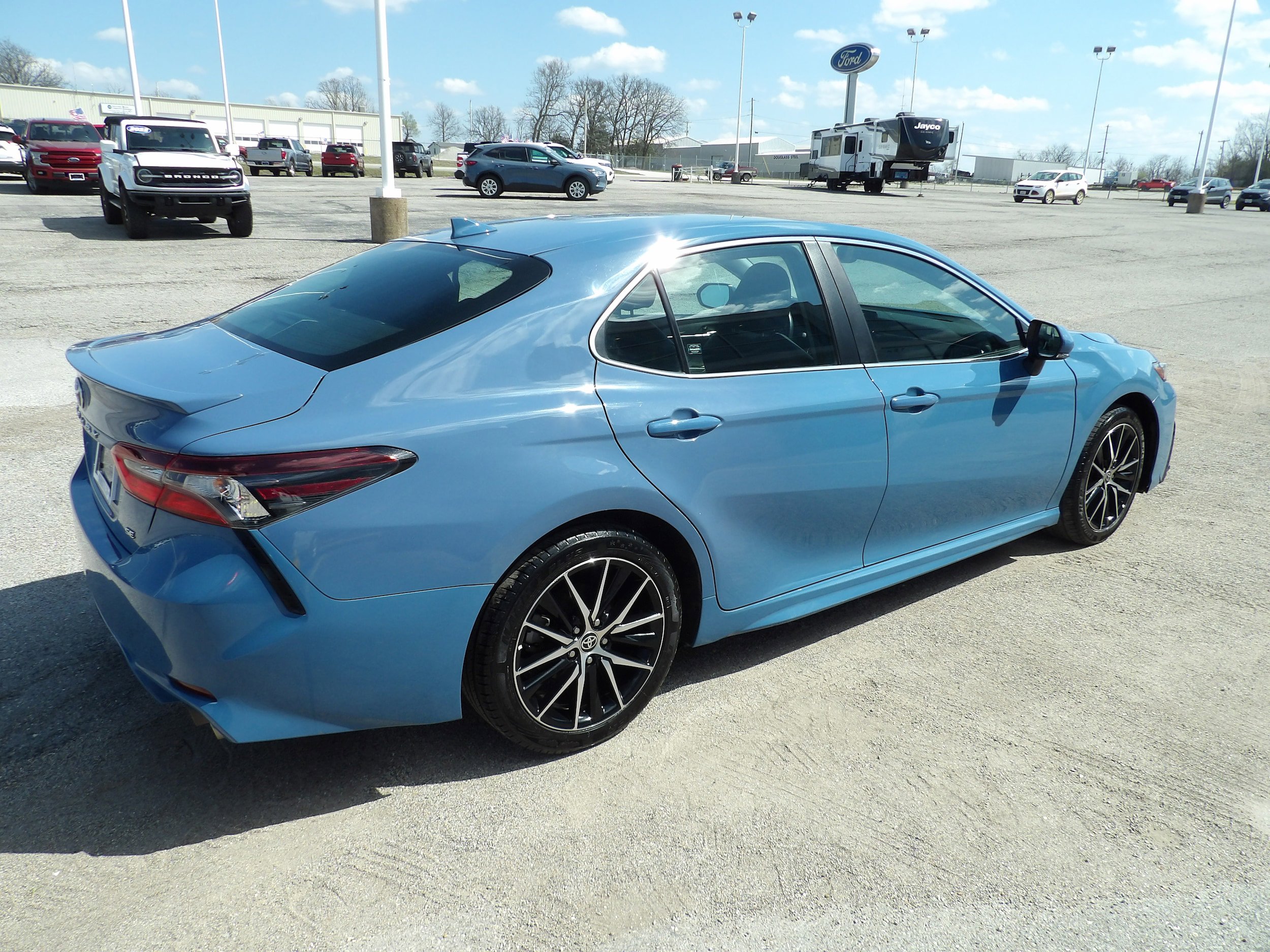 Used 2024 Toyota Camry SE w/ Cold Weather Package FWD image 7