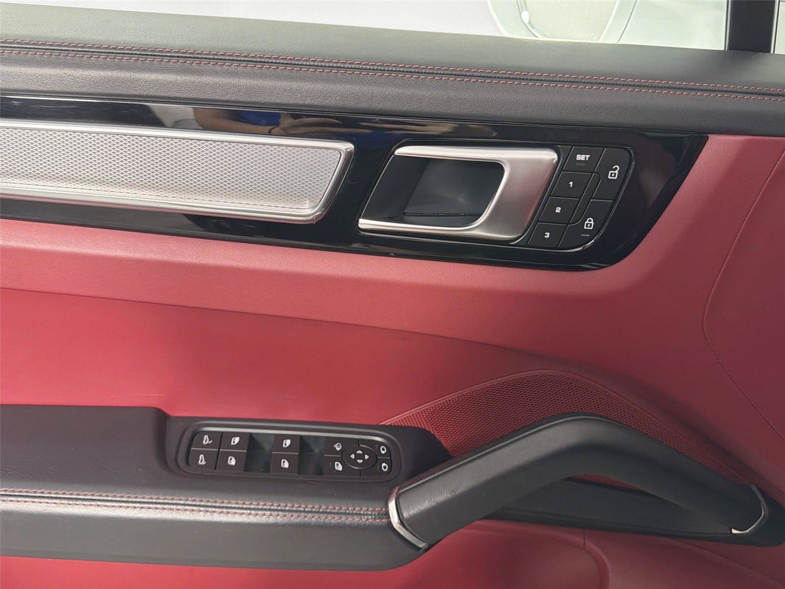 Certified 2023 Porsche Cayenne Platinum Edition AWD/4WD image 30