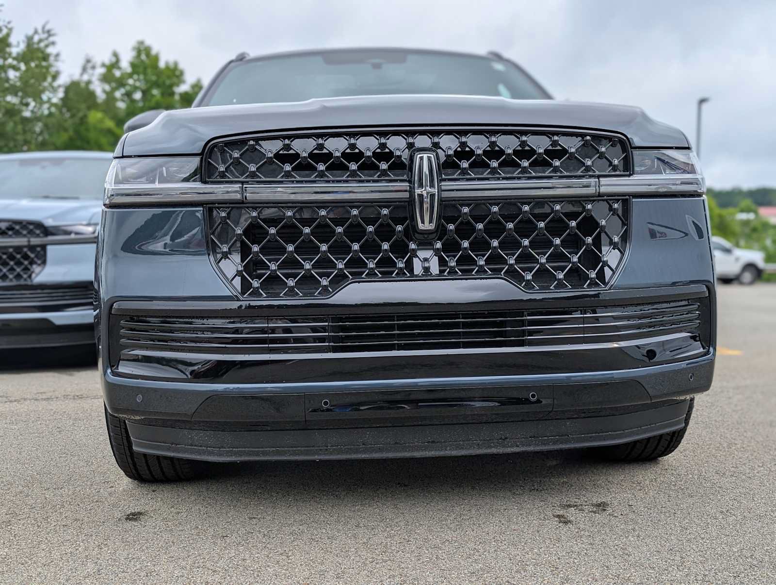 New 2026 Lincoln Navigator L Reserve w/ Jet Appearance Package AWD/4WD image 2