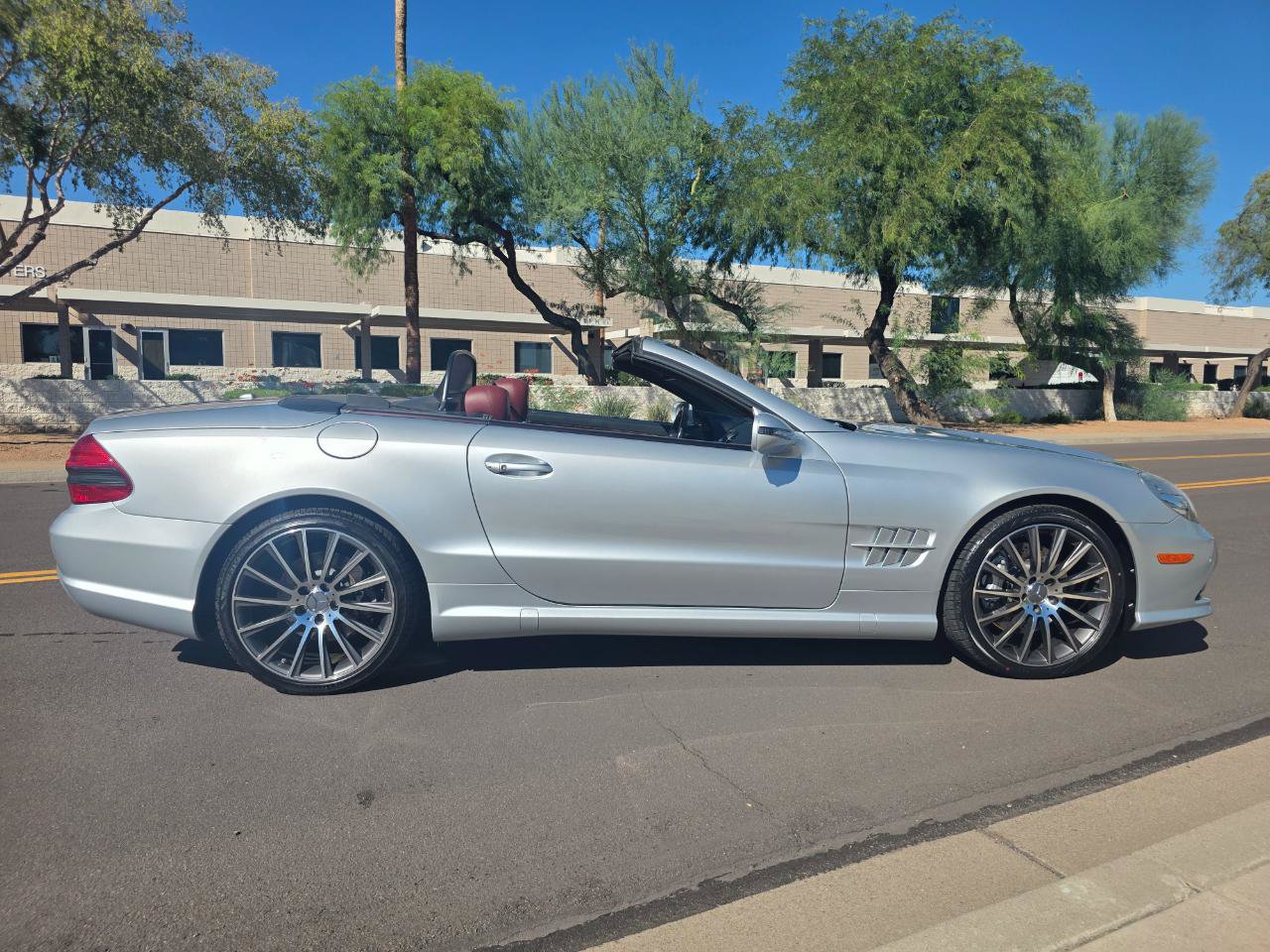 Used 2011 Mercedes-Benz SL 550 w/ Premium I Pkg image 25