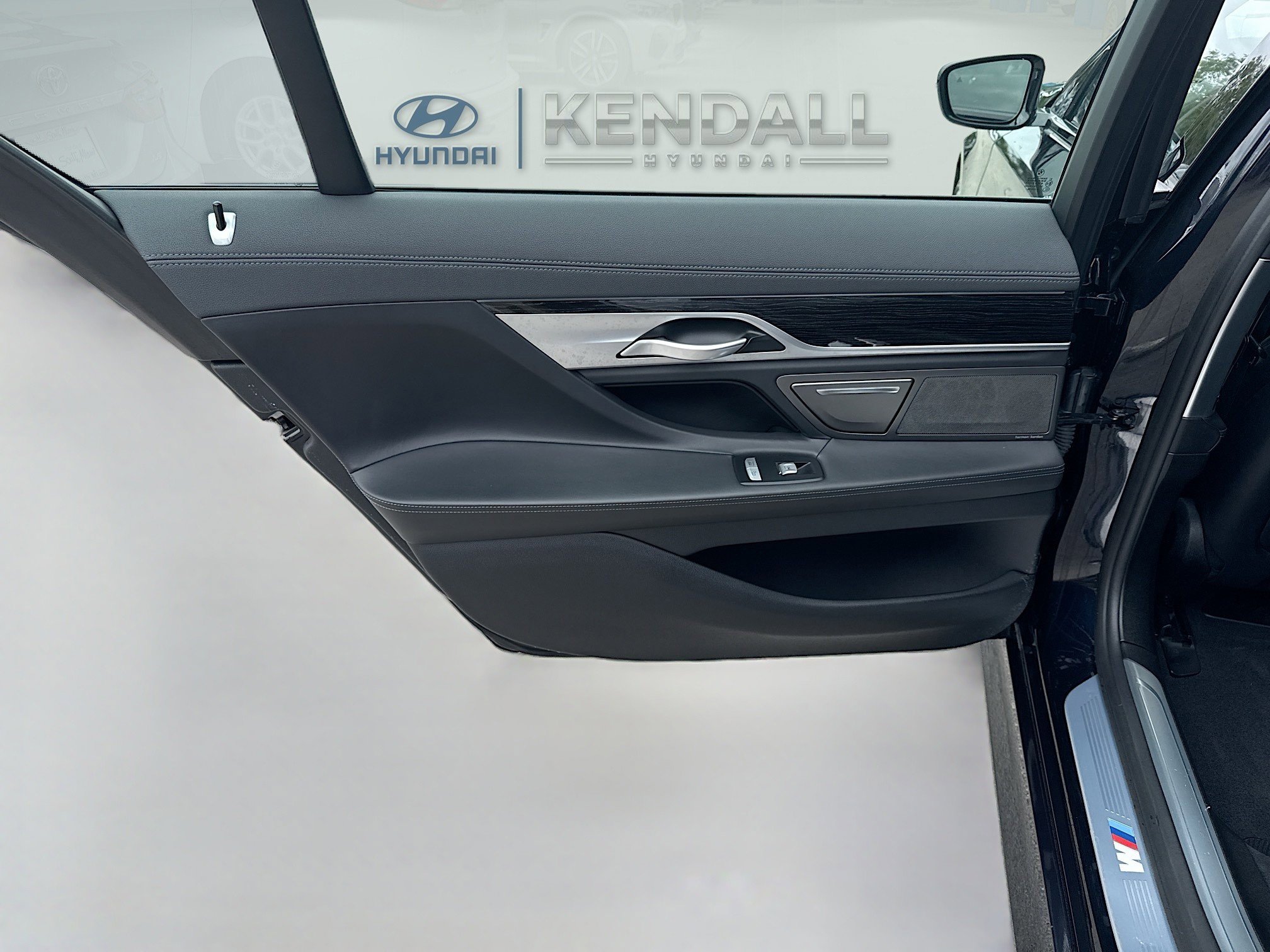 Used 2019 BMW 750i image 24