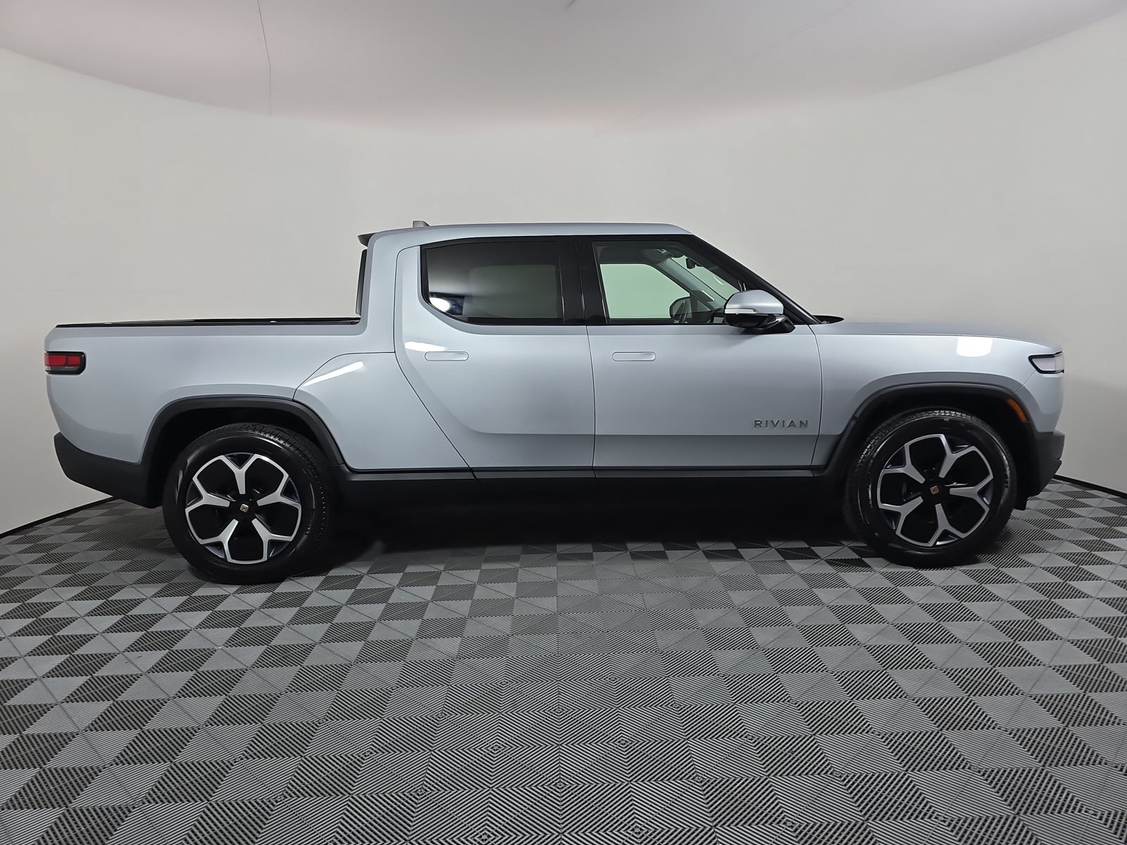 Used 2024 Rivian R1T Adventure Dual AWD/4WD image 6