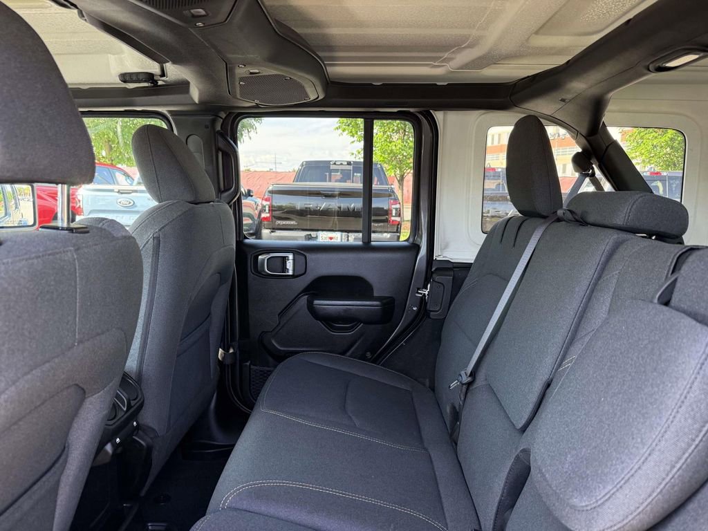 Used 2024 Jeep Wrangler Unlimited AWD/4WD image 17