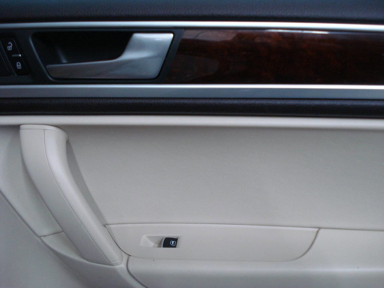 Used 2013 Volkswagen Touareg Sport image 38