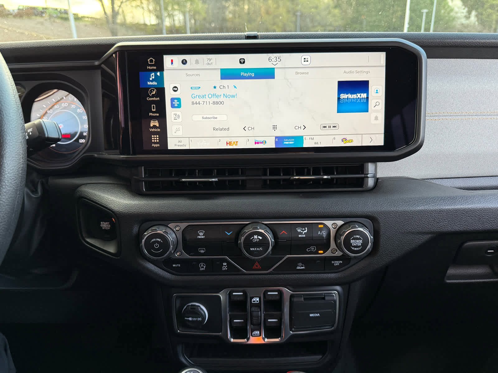 Used 2025 Jeep Gladiator Sport image 17