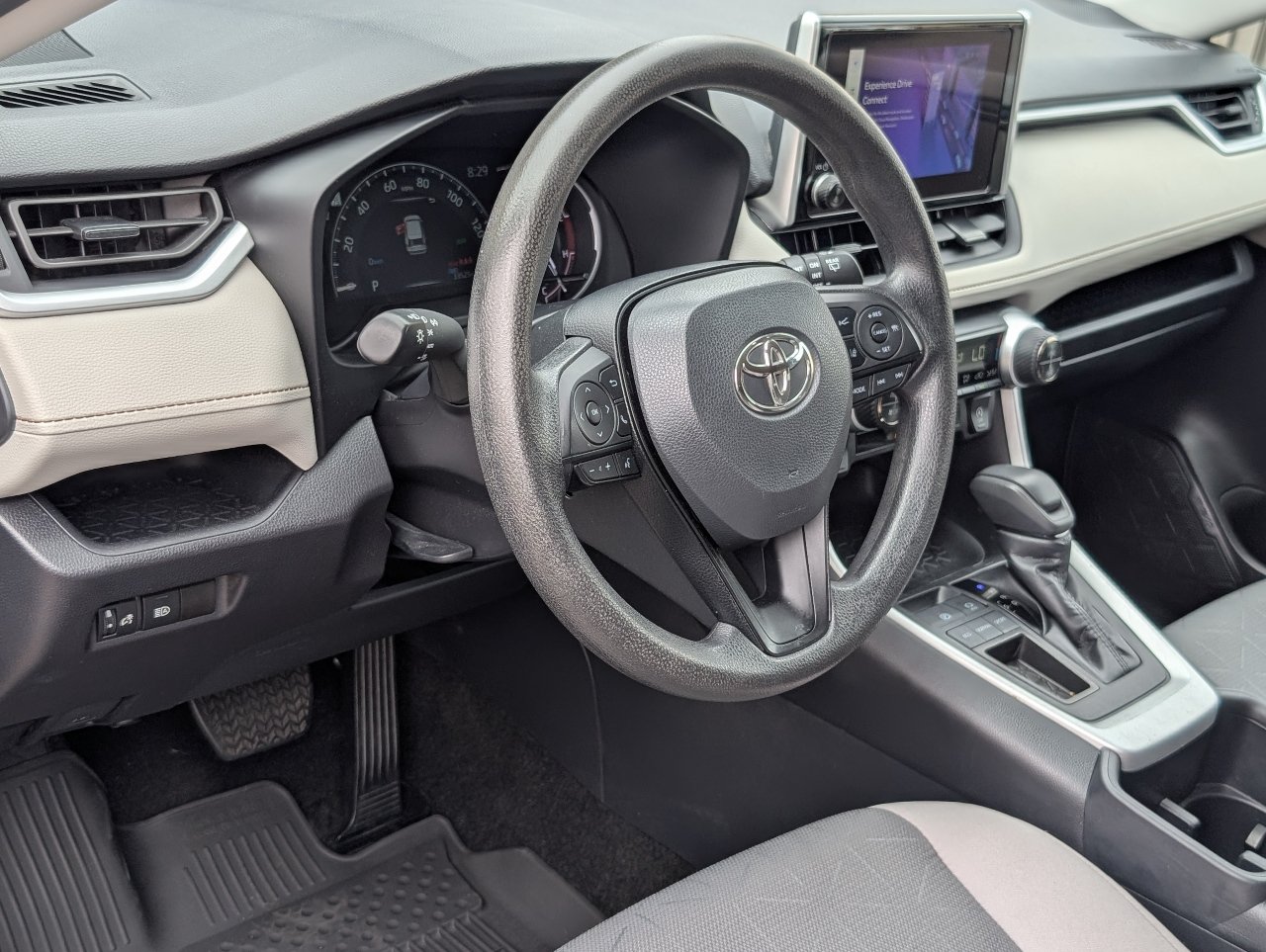 Used 2025 Toyota RAV4 XLE FWD image 14