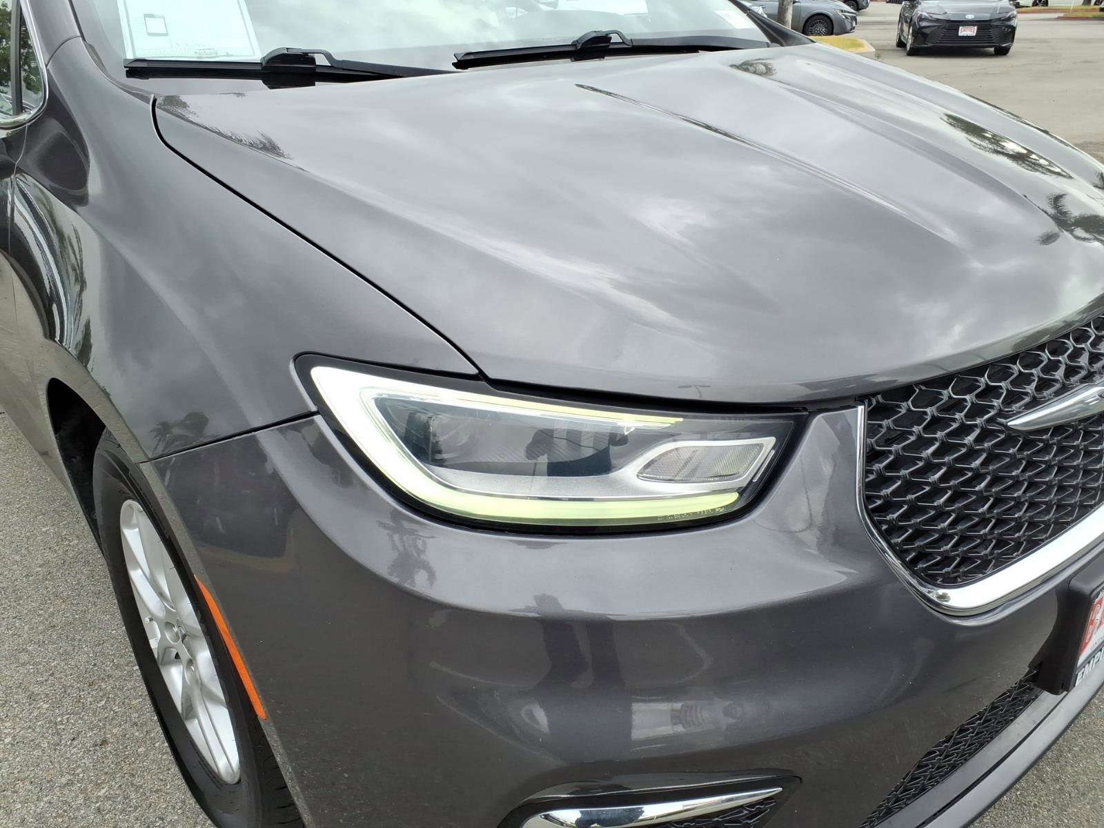 Used 2022 Chrysler Pacifica Touring-L image 3