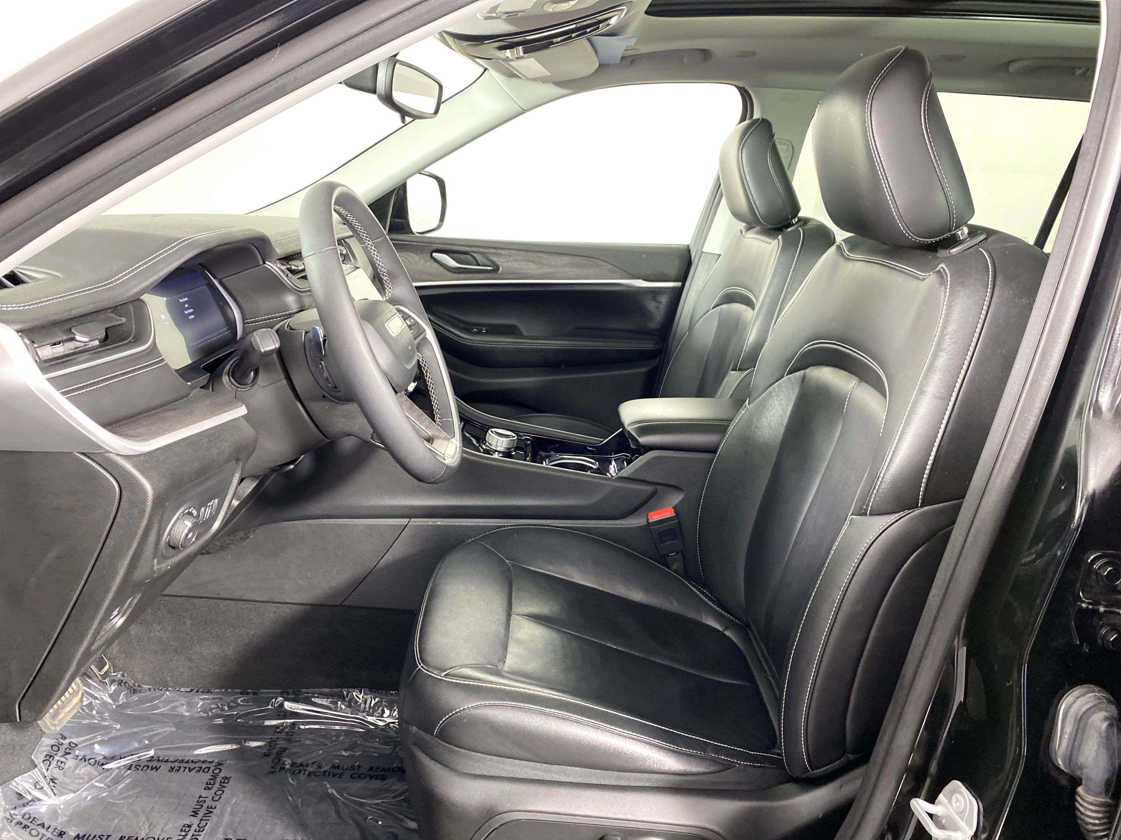 Used 2023 Jeep Grand Cherokee L Limited w/ Black Appearance Package AWD/4WD image 17