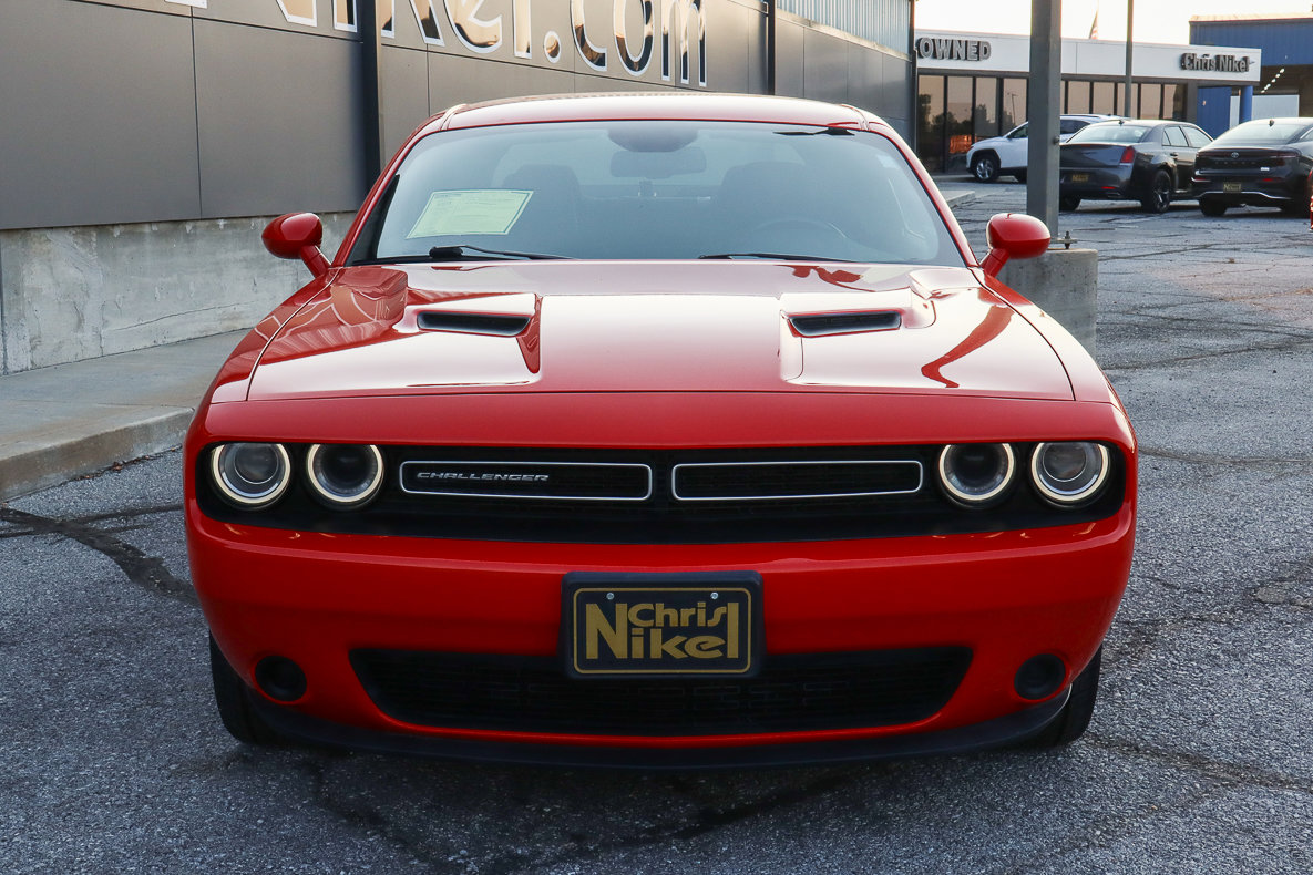 Used 2019 Dodge Challenger SXT image 2
