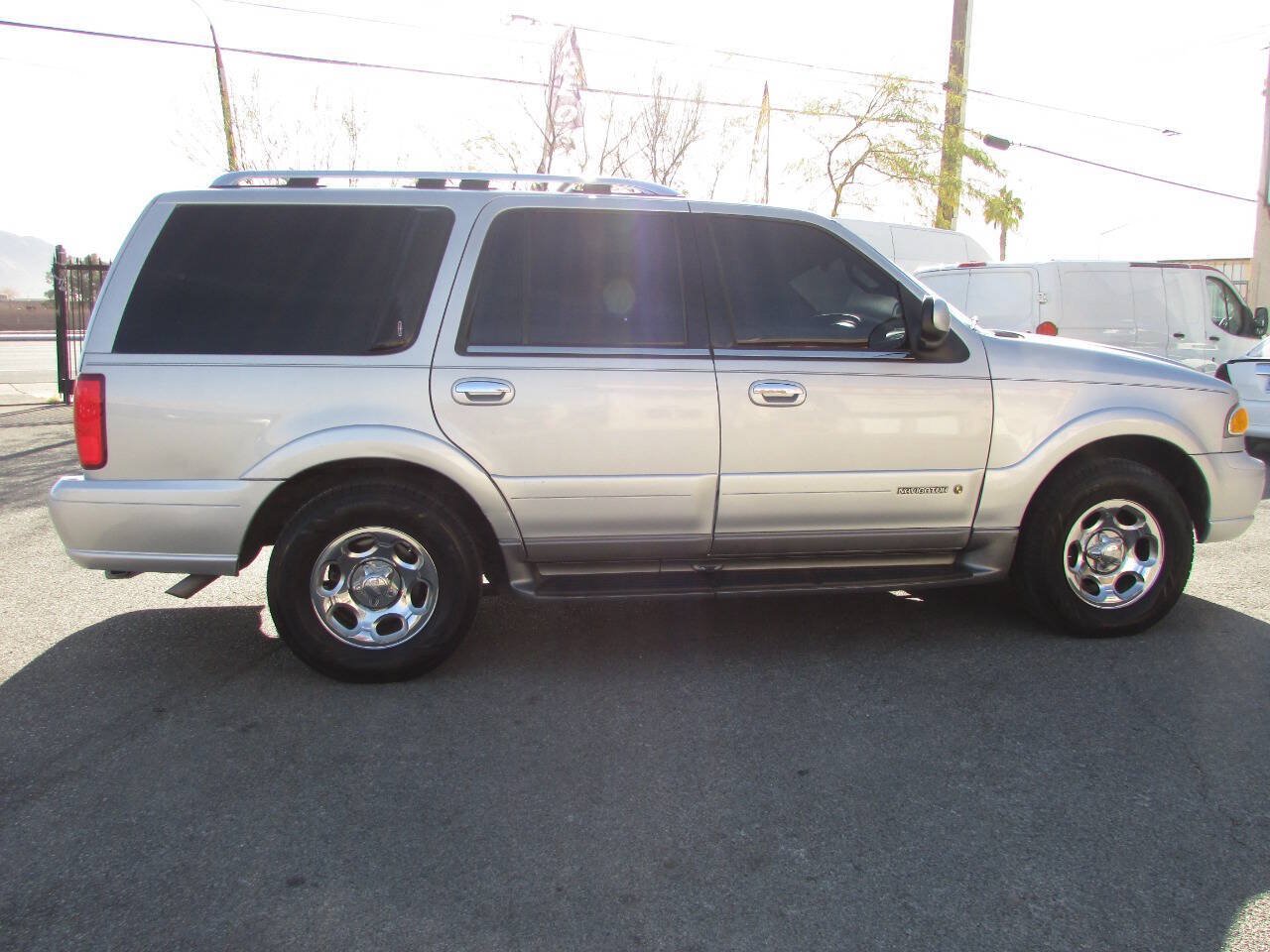Used 2000 Lincoln Navigator 4WD image 4