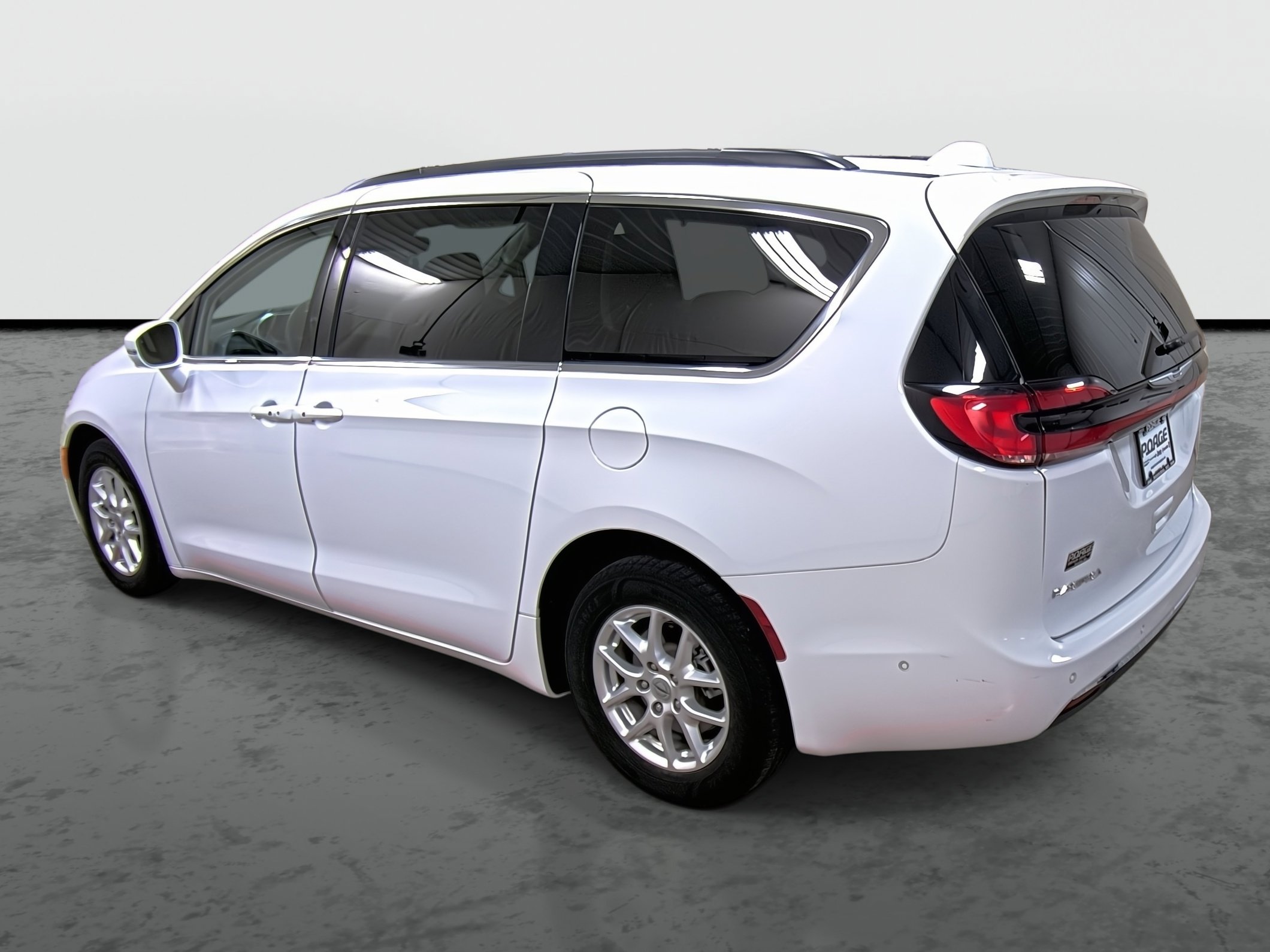 Used 2022 Chrysler Pacifica Touring-L w/ Uconnect Theater Family Group FWD image 2