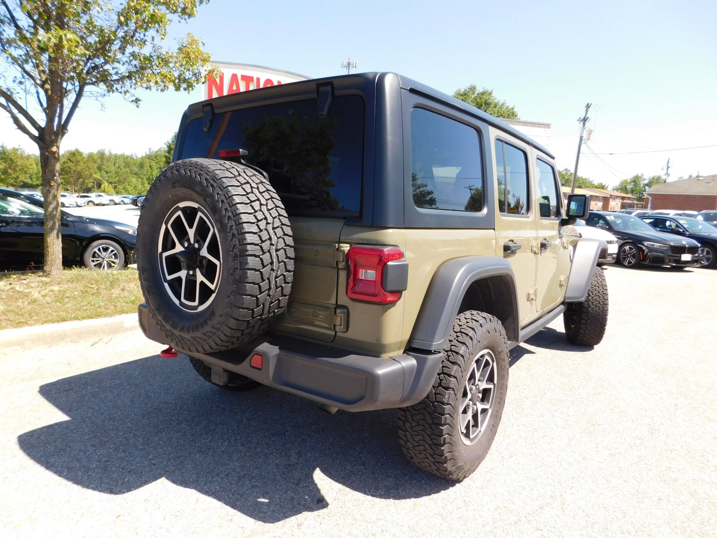 Used 2025 Jeep Wrangler Unlimited Rubicon AWD/4WD image 5
