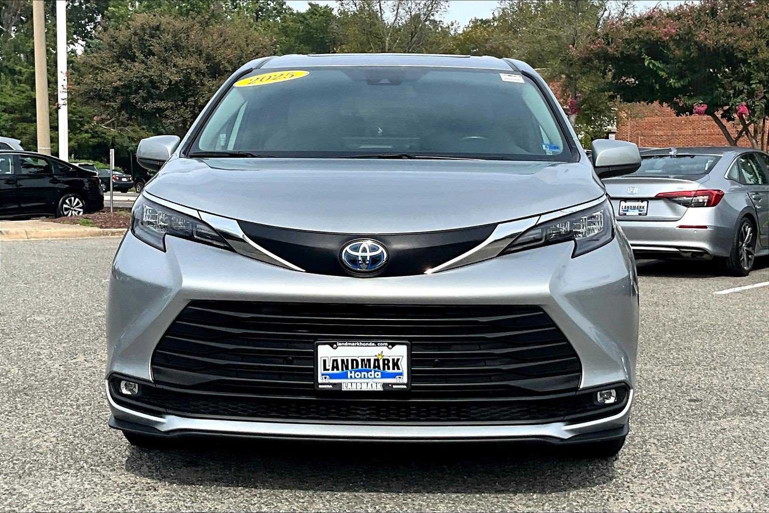 Used 2025 Toyota Sienna XLE FWD image 3