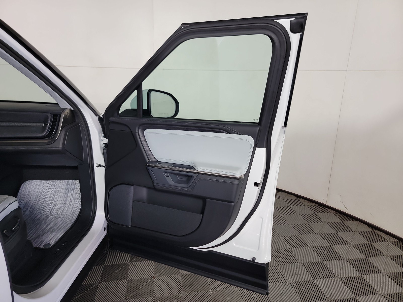 Used 2025 Rivian R1S Adventure AWD/4WD image 18