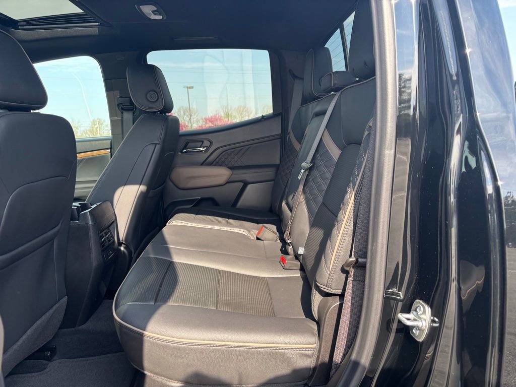 Used 2025 GMC Canyon Denali image 18