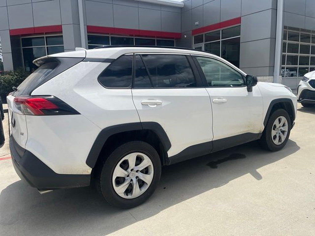 Used 2021 Toyota RAV4 LE FWD image 2