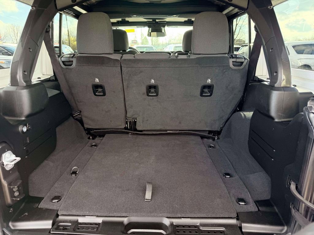 Used 2025 Jeep Wrangler Willys AWD/4WD image 10