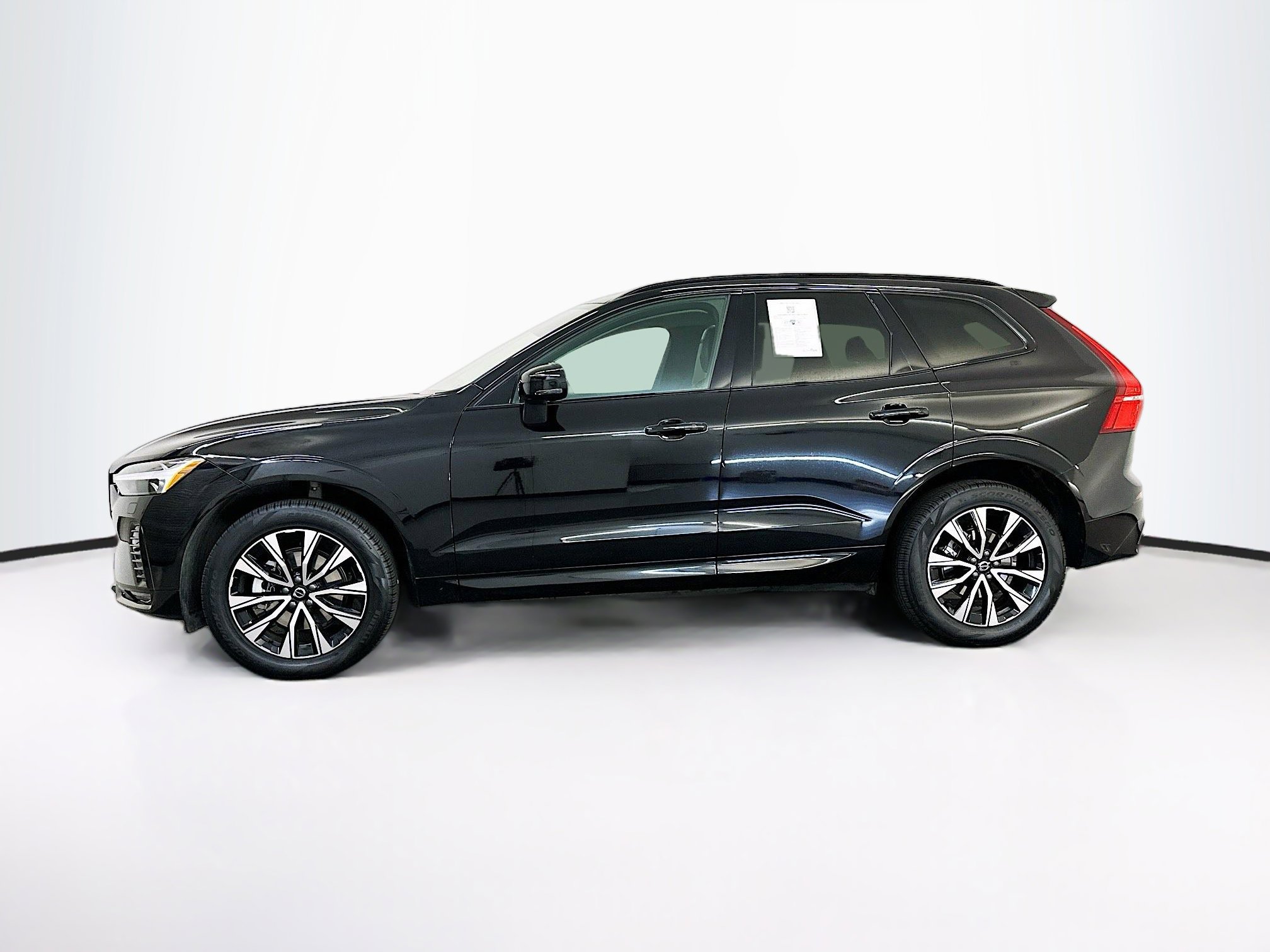 Used 2025 Volvo XC60 B5 Core image 4