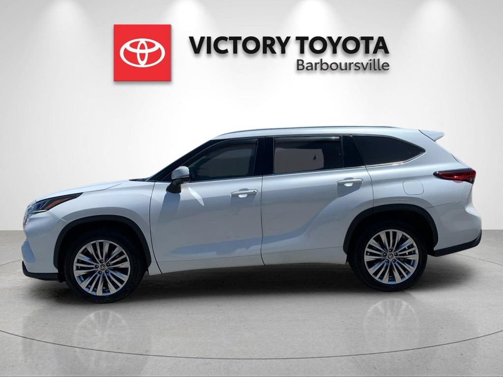 Used 2023 Toyota Highlander Platinum FWD image 2