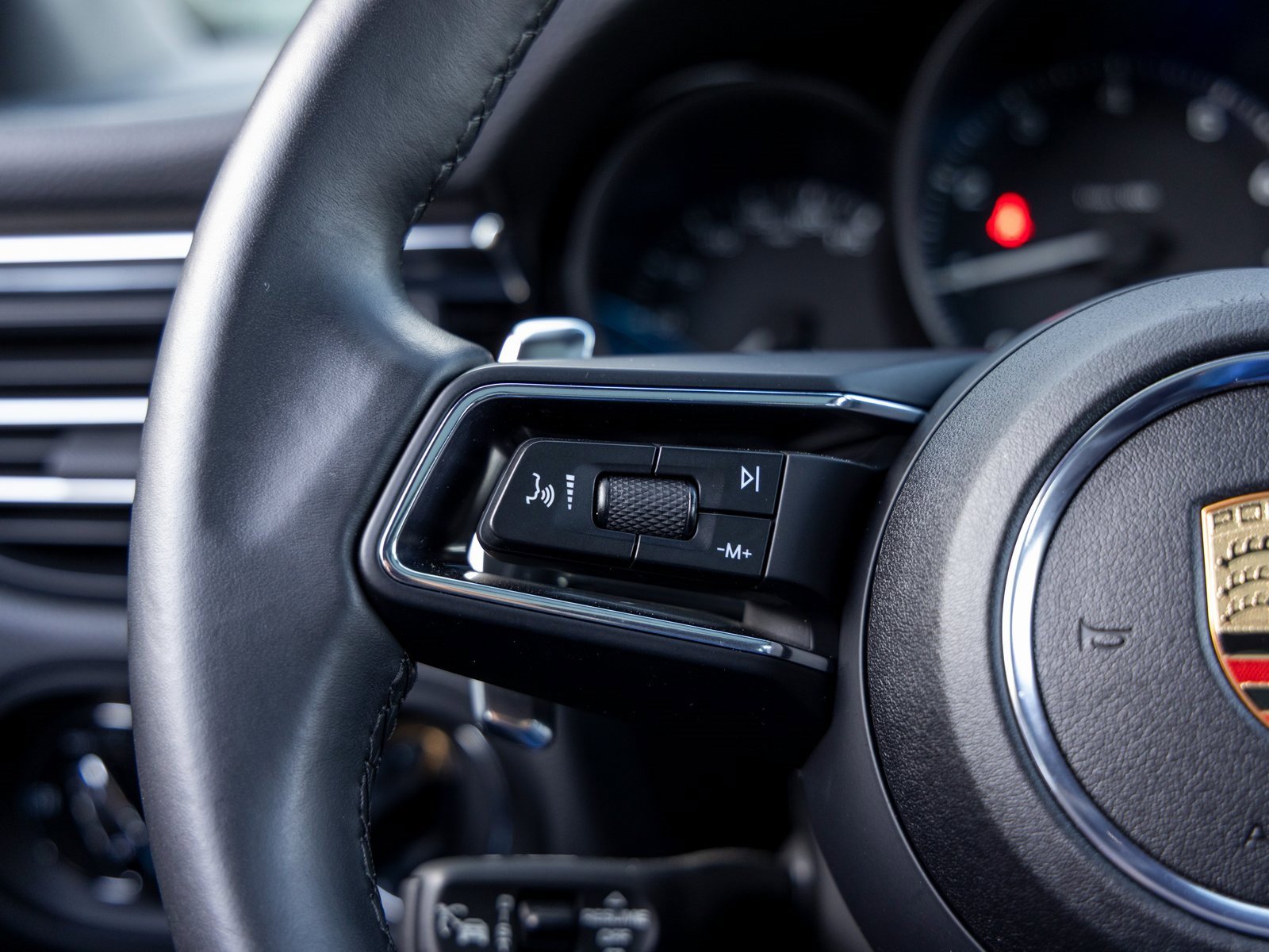 Certified 2025 Porsche Macan image 30